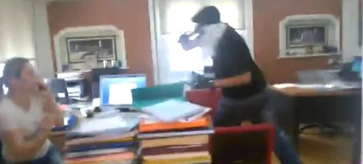 Η επίθεση του Ρουβίκωνα σε συμβολαιογραφείο – Με βαριοπούλες, φορούσαν μάσκες (Βίντεο)